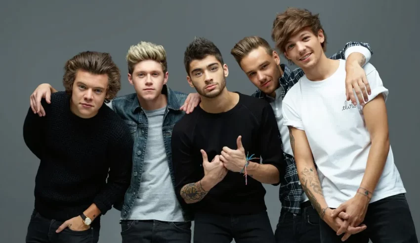 One direction is posing for a picture.